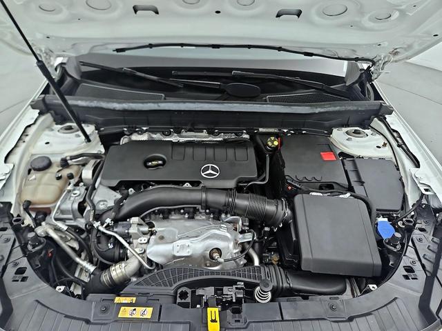Photo of 2022 White Mercedes-Benz GLB 250