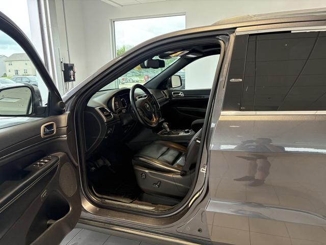 Photo of 2016 Granite Crystal Metallic Clearcoat Jeep Grand Cherokee