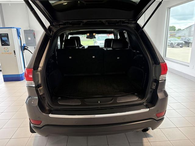Photo of 2016 Granite Crystal Metallic Clearcoat Jeep Grand Cherokee