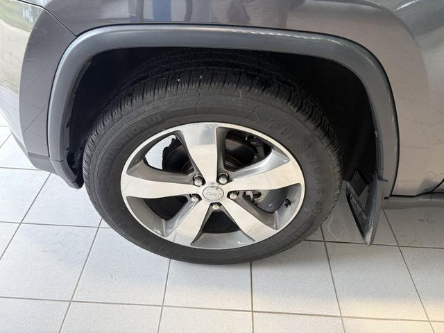 Photo of 2016 Granite Crystal Metallic Clearcoat Jeep Grand Cherokee