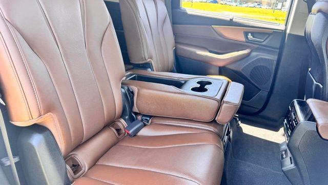 Photo of 2022 White Acura MDX