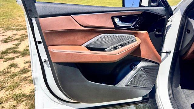 Photo of 2022 White Acura MDX