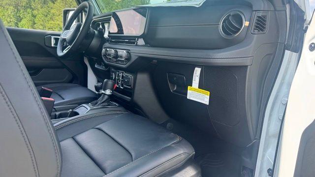 Photo of 2025 Bright White Clearcoat Jeep Wrangler