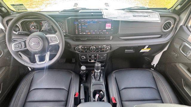 Photo of 2025 Bright White Clearcoat Jeep Wrangler