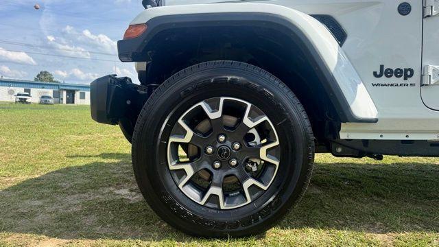Photo of 2025 Bright White Clearcoat Jeep Wrangler