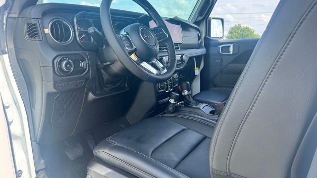 Photo of 2025 Bright White Clearcoat Jeep Wrangler