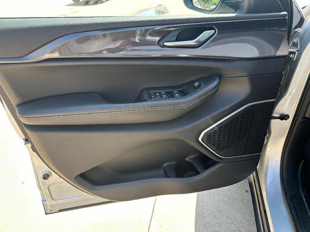 Photo of 2022 Silver Zynith Jeep Grand Cherokee