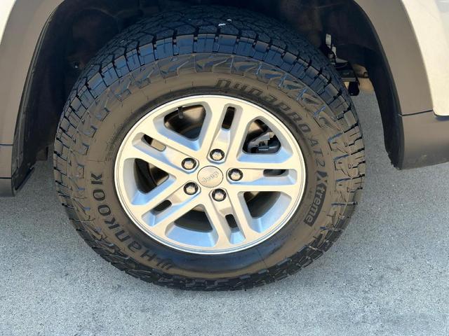 Photo of 2022 Silver Zynith Jeep Grand Cherokee