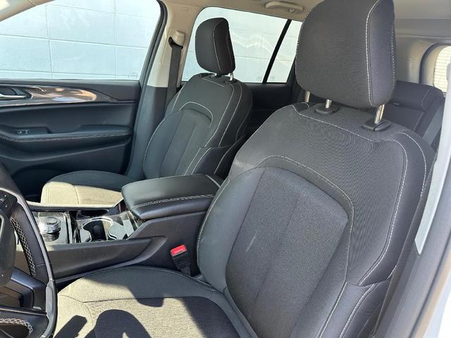 Photo of 2022 Silver Zynith Jeep Grand Cherokee