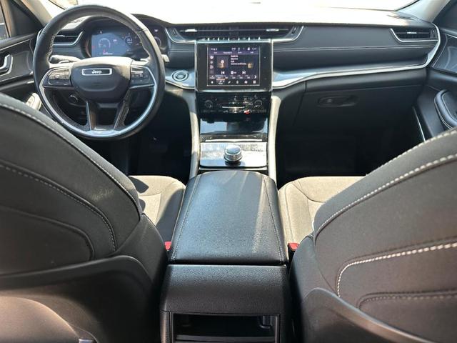 Photo of 2022 Silver Zynith Jeep Grand Cherokee