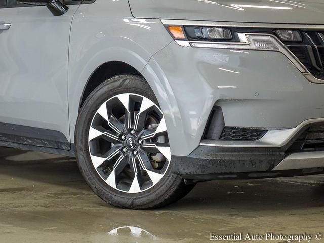 Photo of 2024 Ceramic Silver Kia Carnival