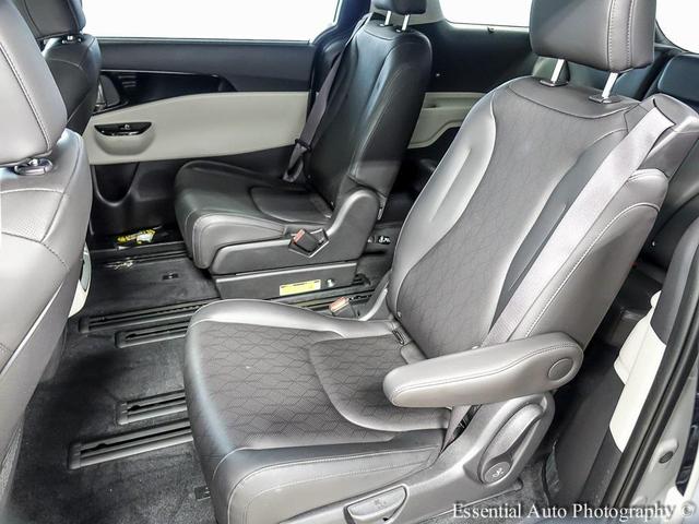 Photo of 2024 Ceramic Silver Kia Carnival