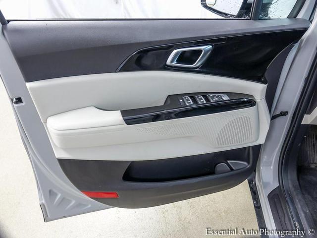Photo of 2024 Ceramic Silver Kia Carnival
