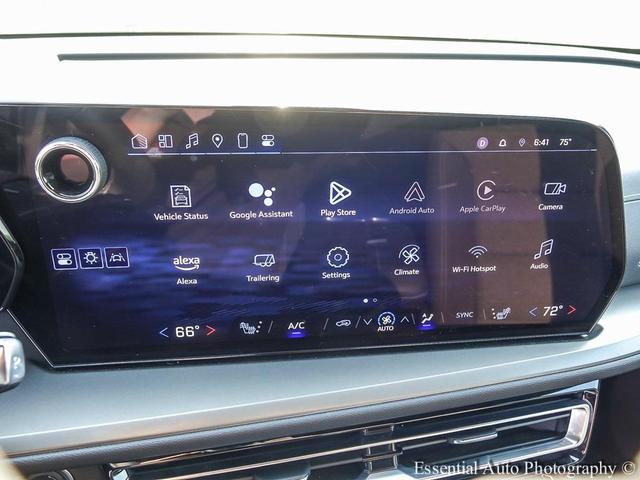 Photo of 2025 Summit White Chevrolet Traverse