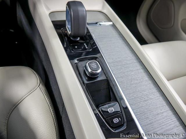 Photo of 2024 Crystal White Metallic Volvo XC60