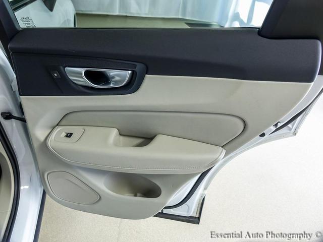 Photo of 2024 Crystal White Metallic Volvo XC60