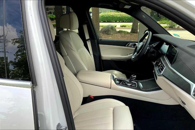 Photo of 2022 Mineral White Metallic BMW X5