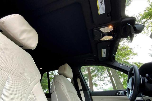 Photo of 2022 Mineral White Metallic BMW X5