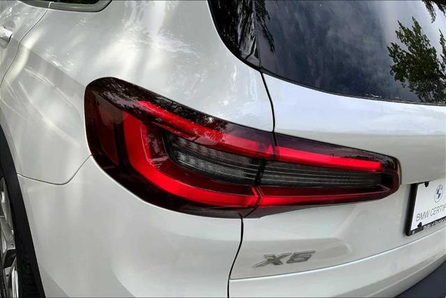 Photo of 2022 Mineral White Metallic BMW X5