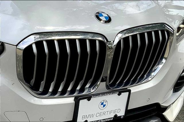 Photo of 2022 Mineral White Metallic BMW X5