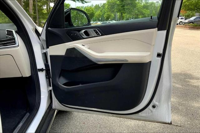 Photo of 2022 Mineral White Metallic BMW X5