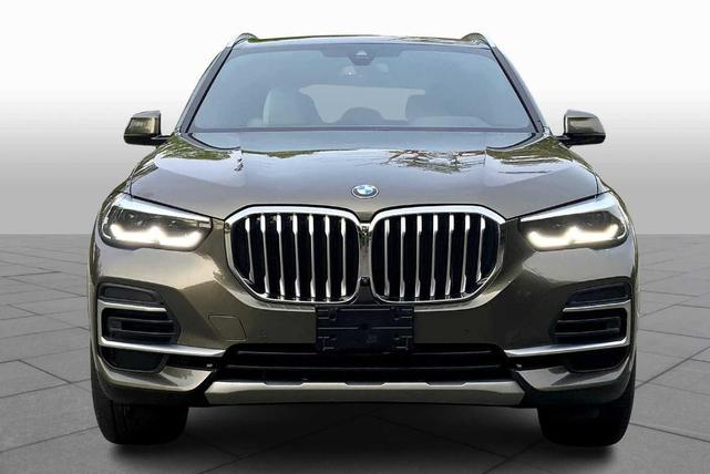 Photo of 2023 Manhattan Green Metallic BMW X5
