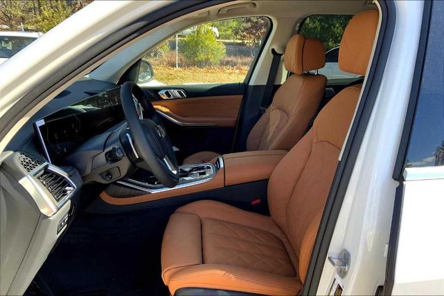 Photo of 2025 Alpine White BMW X7