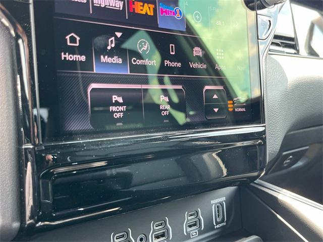 Photo of 2025 Diamond Black Crystal Pearlcoat RAM 1500