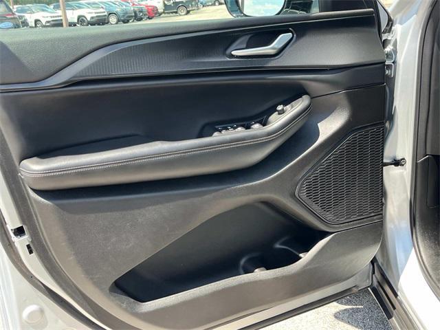 Photo of 2024 Silver Zynith Jeep Grand Cherokee L