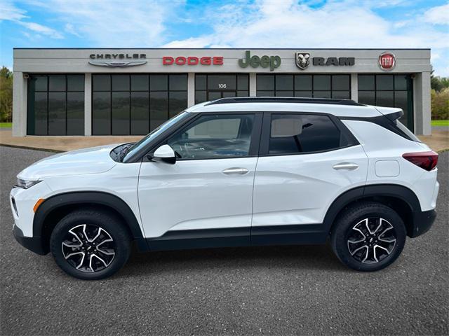 Photo of 2023 Iridescent Pearl Tricoat Chevrolet Trailblazer