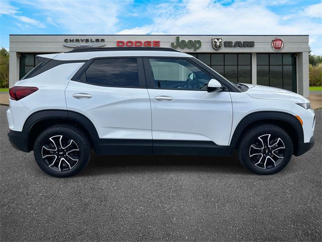 Photo of 2023 Iridescent Pearl Tricoat Chevrolet Trailblazer