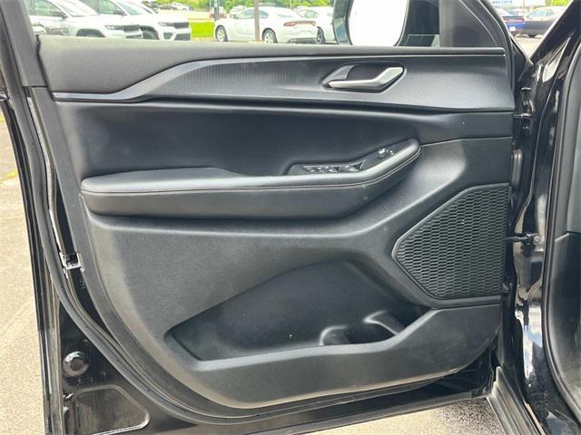 Photo of 2023 Diamond Black Crystal Pearlcoat Jeep Grand Cherokee L