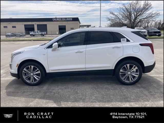 Photo of 2025 Crystal White Tricoat Cadillac XT5