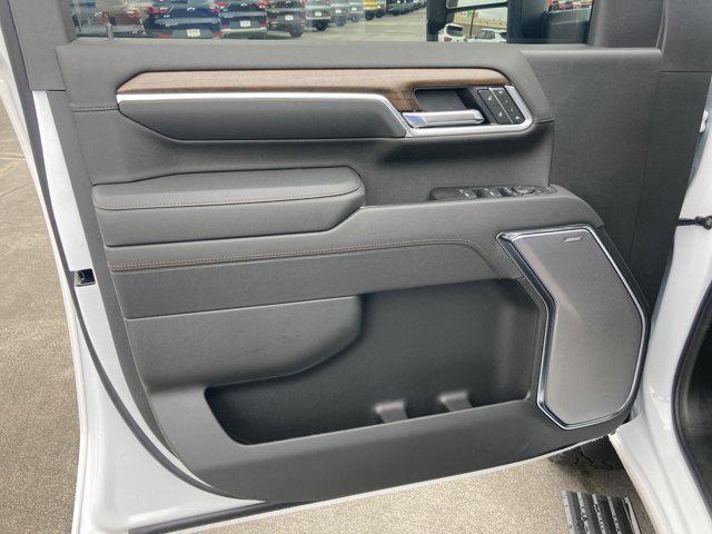 Photo of 2025 Iridescent Pearl Tricoat Chevrolet Silverado 3500