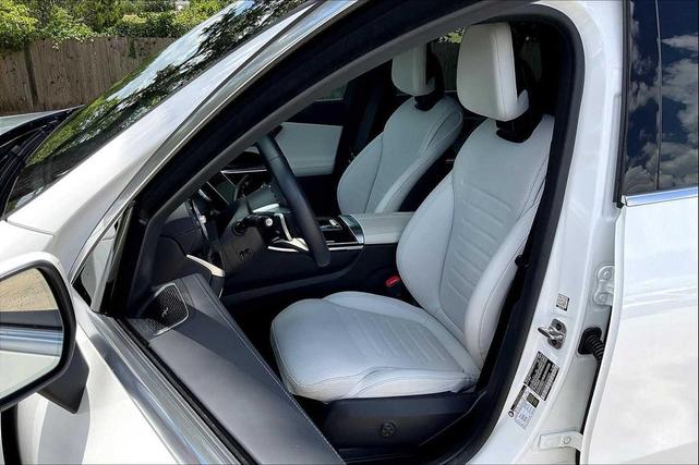 Photo of 2025 Polar White Mercedes-Benz GLC 300
