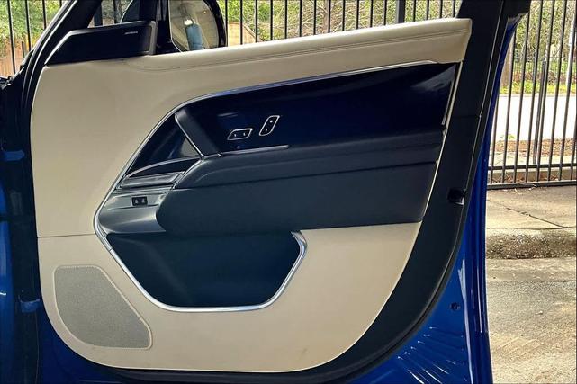 Photo of 2023 Velocity Blue SV Bespoke Ultra Metallic Gloss Land Rover Range Rover