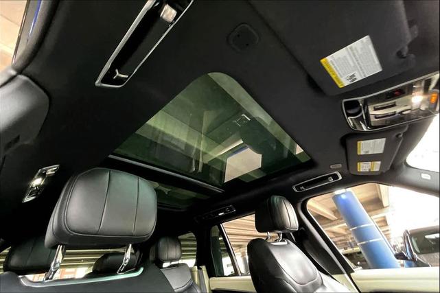 Photo of 2023 Velocity Blue SV Bespoke Ultra Metallic Gloss Land Rover Range Rover