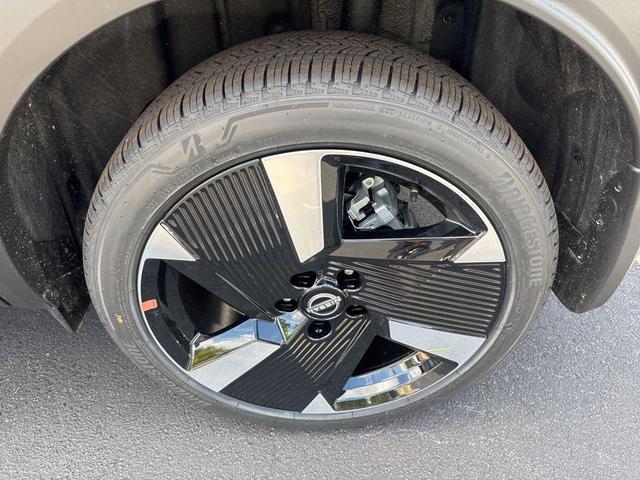 Photo of 2025 Super Black Nissan Kicks