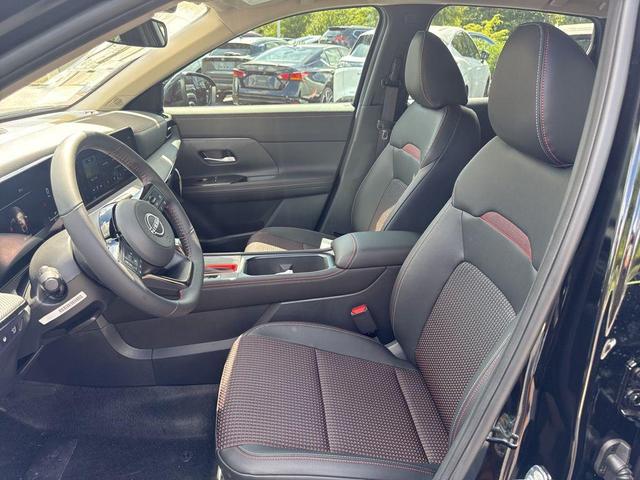 Photo of 2025 Super Black Nissan Kicks