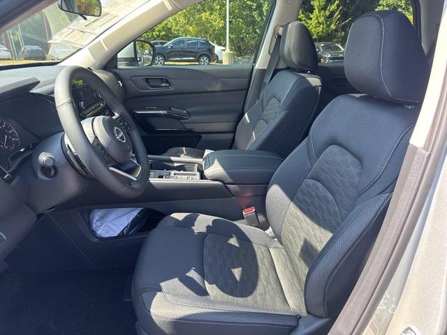 Photo of 2025 Brilliant Silver Metallic Nissan Pathfinder