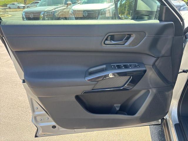 Photo of 2025 Brilliant Silver Metallic Nissan Pathfinder