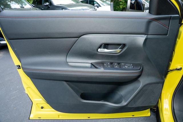 Photo of 2025 Yuzu Yellow Metallic/Super Black Nissan Kicks