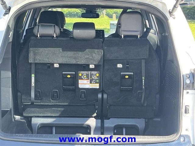 Photo of 2022 White Toyota Sienna
