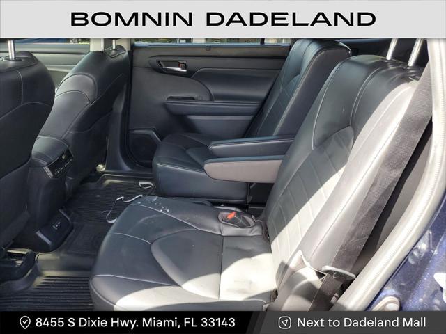 Photo of 2022 Blue Toyota Highlander