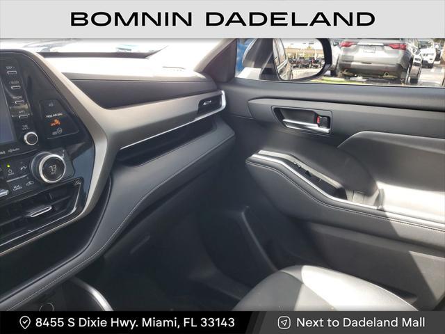 Photo of 2022 Blue Toyota Highlander