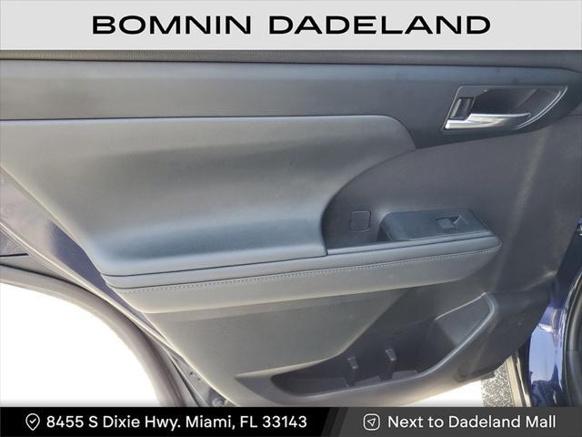 Photo of 2022 Blue Toyota Highlander