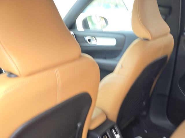 Photo of 2019 Black / Stone Volvo XC40