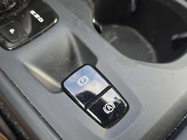 Photo of 2019 Black / Stone Volvo XC40