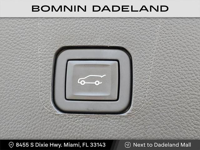 Photo of 2023 Summit White Chevrolet Traverse