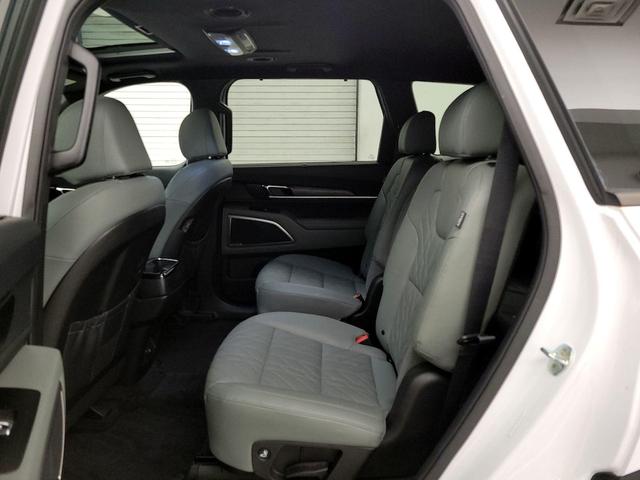 Photo of 2023 White Kia Telluride